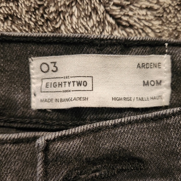 Mom Jeans - Picture 2 of 3